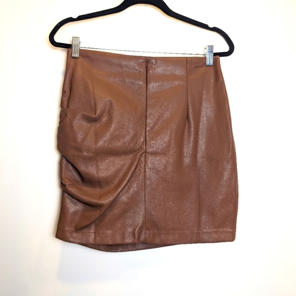 Brown Vegan Leather Ruched Mini Skirt Size Medium - Picture 2 of 8